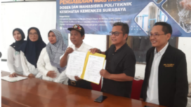 Pemerintah desa Plumbon Gambang dengan Poltekes Surabaya menandantangani perjanjian kerja sama untuk mengembangkan kesehatan masyarakat, di pendopo desa, Sabtu, 16 Mei 2026. Foto: kredonewscom/ priyo suwarno