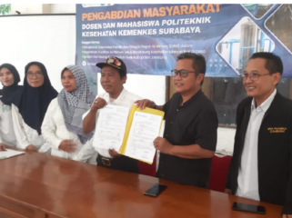 Pemerintah desa Plumbon Gambang dengan Poltekes Surabaya menandantangani perjanjian kerja sama untuk mengembangkan kesehatan masyarakat, di pendopo desa, Sabtu, 16 Mei 2026. Foto: kredonewscom/ priyo suwarno