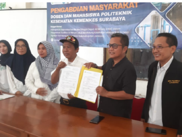 Pemerintah desa Plumbon Gambang dengan Poltekes Surabaya menandantangani perjanjian kerja sama untuk mengembangkan kesehatan masyarakat, di pendopo desa, Sabtu, 16 Mei 2026. Foto: kredonewscom/ priyo suwarno