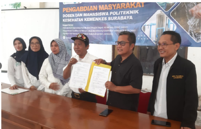 
					Pemerintah desa Plumbon Gambang dengan Poltekes Surabaya menandantangani perjanjian kerja sama untuk mengembangkan kesehatan masyarakat, di pendopo desa, Sabtu, 16 Mei 2026. Foto: kredonewscom/ priyo suwarno