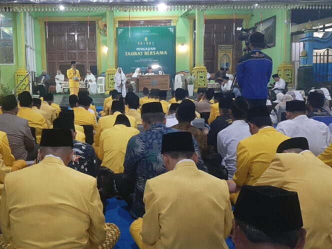 
					Selama 2,5 jam Kiai Al‑Mukarrom Mursyid Thariqah Shiddiqiyyah Indonesia, Syekh Muhammad Mukhtar Wahab Mujtaba Mukti berjuluk Kiai Tar memberi tausyiah di Ponpes Tharikat Sidhiqqiyyah, Kamis malam, 25 Juni 2026. Foto: kredonews.com/ priyo suwarno