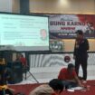 RN Bayu Aji, dosen sejarah Unesa, juga pengurus Dewan Kesenian Surabaya (DKS) tampil sebagai pembanding sarasehan membahas tempat dan tanggal lahir Bung Karno. Acara dilaksanakan di sekretariat DPC PDI- Perjuangan Jombang, Senin 1 Juni 2026. Foto: kredonews.com/priyo suwarno