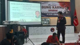 RN Bayu Aji, dosen sejarah Unesa, juga pengurus Dewan Kesenian Surabaya (DKS) tampil sebagai pembanding sarasehan membahas tempat dan tanggal lahir Bung Karno. Acara dilaksanakan di sekretariat DPC PDI- Perjuangan Jombang, Senin 1 Juni 2026. Foto: kredonews.com/priyo suwarno
