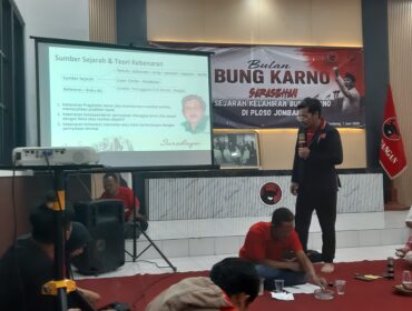 RN Bayu Aji, dosen sejarah Unesa, juga pengurus Dewan Kesenian Surabaya (DKS) tampil sebagai pembanding sarasehan membahas tempat dan tanggal lahir Bung Karno. Acara dilaksanakan di sekretariat DPC PDI- Perjuangan Jombang, Senin 1 Juni 2026. Foto: kredonews.com/priyo suwarno
