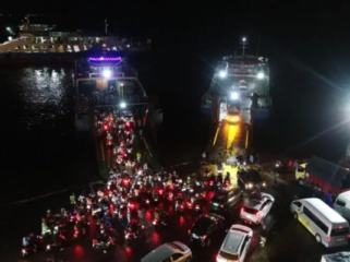 Antrean mengular di Pelabuhan Ketapang