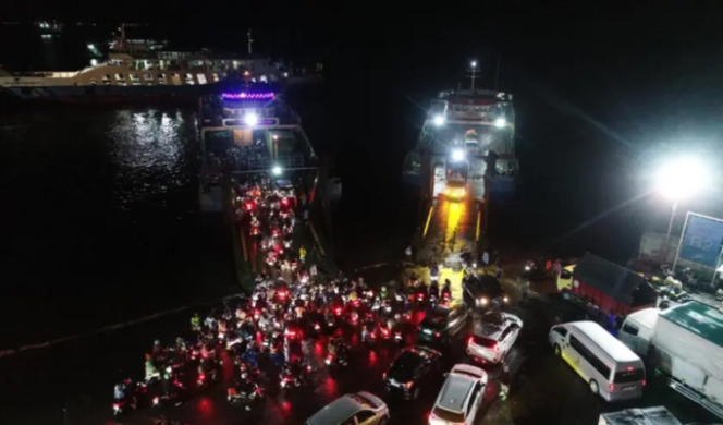 
					Antrean mengular di Pelabuhan Ketapang