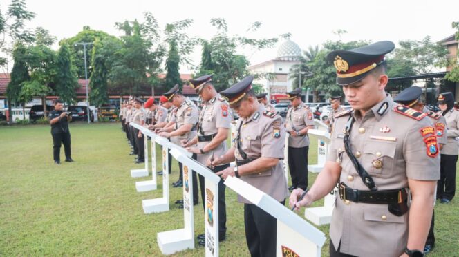 
					Saat prosesi serah terima jabatan Kasatreskrim dan delapan Kapolsek jajaran Polres Jombang, Kamis (25/6/2026) 