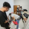 Foto: Istimewa

Pelaku (kiri) saat melihat petugas menggeledah kamarnya.