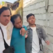 tersangka (tengah) saat diringkus petugas