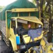 kondisi truk rusak parah usai tabrak pembatas jembatan