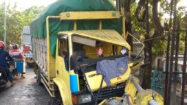 kondisi truk rusak parah usai tabrak pembatas jembatan