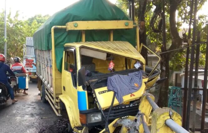 
					kondisi truk rusak parah usai tabrak pembatas jembatan
