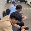 Karyawan BGN tidak bisa masuk ruang kerja, mereka hanya boleh masul sampai di ruang labi saja. Petugas keamaman melarang masim ke kantor, hibgga pukul 11.30 wib, karyawan menunggu di luar. Foto: instagram@liputan6