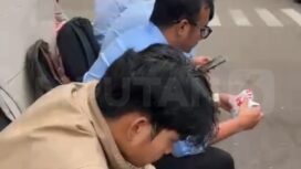Karyawan BGN tidak bisa masuk ruang kerja, mereka hanya boleh masul sampai di ruang labi saja. Petugas keamaman melarang masim ke kantor, hibgga pukul 11.30 wib, karyawan menunggu di luar. Foto: instagram@liputan6