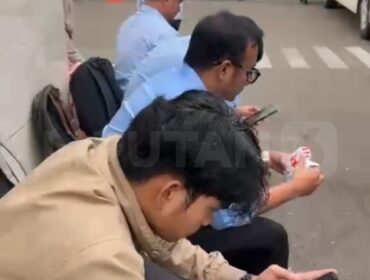 Karyawan BGN tidak bisa masuk ruang kerja, mereka hanya boleh masul sampai di ruang labi saja. Petugas keamaman melarang masim ke kantor, hibgga pukul 11.30 wib, karyawan menunggu di luar. Foto: instagram@liputan6