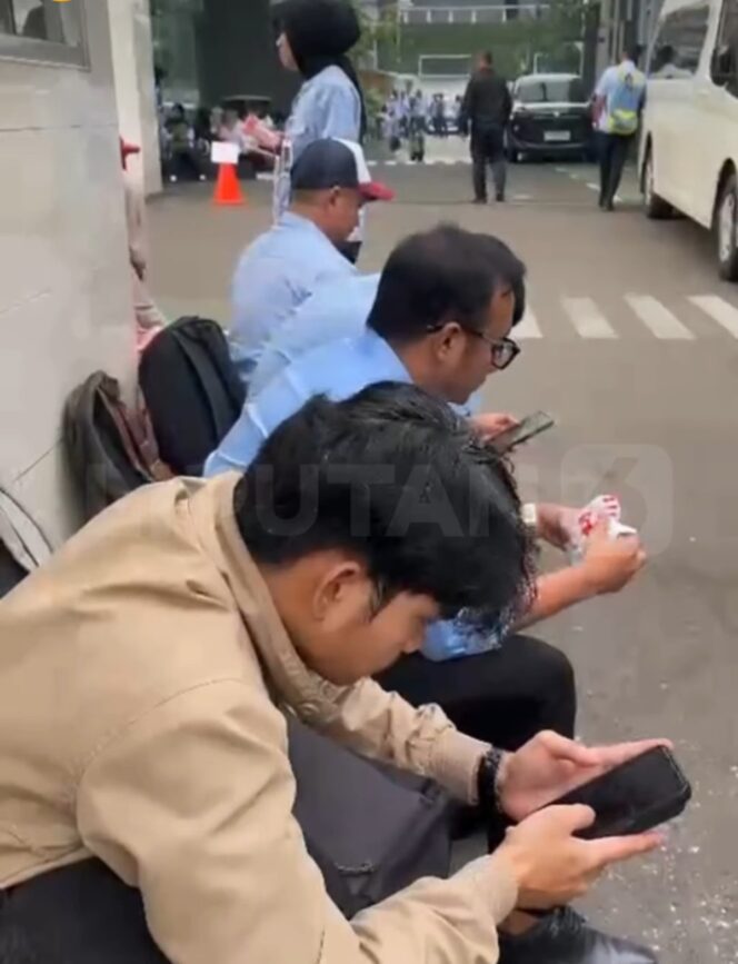 
					Karyawan BGN tidak bisa masuk ruang kerja, mereka hanya boleh masul sampai di ruang labi saja. Petugas keamaman melarang masim ke kantor, hibgga pukul 11.30 wib, karyawan menunggu di luar. Foto: instagram@liputan6