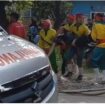 Petugas kesehatan tengah melakukan evakuasi terhadap pekerja budaya sisingan dari Jombang, tewas terkena sengatan listrik. Foto: i-News