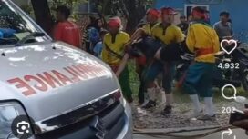 Petugas kesehatan tengah melakukan evakuasi terhadap pekerja budaya sisingan dari Jombang, tewas terkena sengatan listrik. Foto: i-News