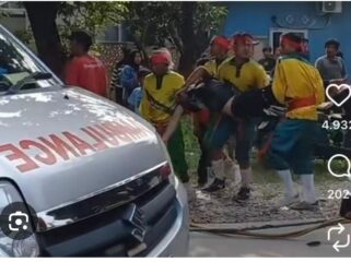 Petugas kesehatan tengah melakukan evakuasi terhadap pekerja budaya sisingan dari Jombang, tewas terkena sengatan listrik. Foto: i-News