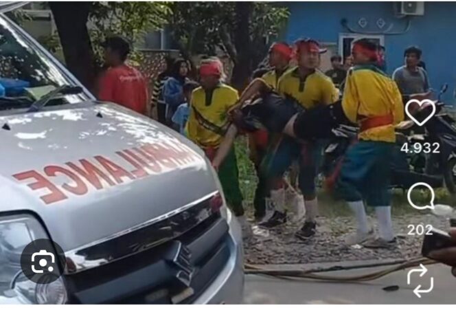 
					Petugas kesehatan tengah melakukan evakuasi terhadap pekerja budaya sisingan dari Jombang, tewas terkena sengatan listrik. Foto: i-News