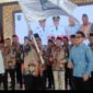 Ketua DPK APINDO Jombang, Drs Fathurahman mengibarkan pataka APINDO, saat pelantikan di pendopo Pemkab Jombang, Kamis, 4 Juni 2026. Foto: ist