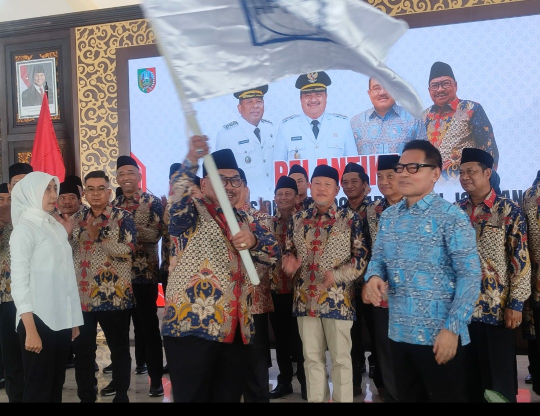 Ketua DPK APINDO Jombang, Drs Fathurahman mengibarkan pataka APINDO, saat pelantikan di pendopo Pemkab Jombang, Kamis, 4 Juni 2026. Foto: ist