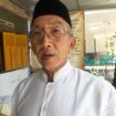 Masfiin, 68, pengurus Titik Bol, sebagai ketua panitia peringatan hari lahir ke 124 Bung Karno, Ploso, Jombang. Foto: kredonews.com/ priyo suwarno