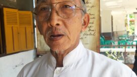 Masfiin, 68, pengurus Titik Bol, sebagai ketua panitia peringatan hari lahir ke 124 Bung Karno, Ploso, Jombang. Foto: kredonews.com/ priyo suwarno