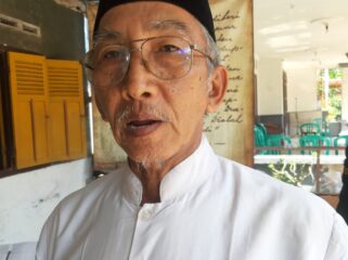 Masfiin, 68, pengurus Titik Bol, sebagai ketua panitia peringatan hari lahir ke 124 Bung Karno, Ploso, Jombang. Foto: kredonews.com/ priyo suwarno