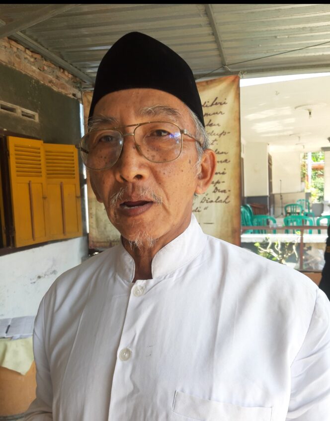 
					Masfiin, 68, pengurus Titik Bol, sebagai ketua panitia peringatan hari lahir ke 124 Bung Karno, Ploso, Jombang. Foto: kredonews.com/ priyo suwarno