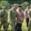 Bupati Jombang H Warsubi mendampingi Pangdam Mayjen TNI Rudi Saladin meninjau lahan di Mojowarno yang akan digunakan untuk markas Batalyon TP. Foto: diskominfo pemkab jombang.