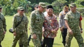 Bupati Jombang H Warsubi mendampingi Pangdam Mayjen TNI Rudi Saladin meninjau lahan di Mojowarno yang akan digunakan untuk markas Batalyon TP. Foto: diskominfo pemkab jombang.