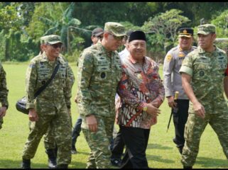 Bupati Jombang H Warsubi mendampingi Pangdam Mayjen TNI Rudi Saladin meninjau lahan di Mojowarno yang akan digunakan untuk markas Batalyon TP. Foto: diskominfo pemkab jombang.