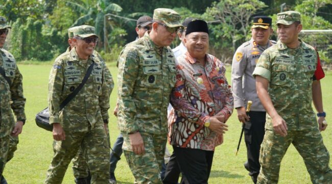 Bupati Jombang H Warsubi mendampingi Pangdam Mayjen TNI Rudi Saladin meninjau lahan di Mojowarno yang akan digunakan untuk markas Batalyon TP. Foto: diskominfo pemkab jombang.