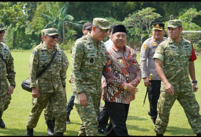 
					Bupati Jombang H Warsubi mendampingi Pangdam Mayjen TNI Rudi Saladin meninjau lahan di Mojowarno yang akan digunakan untuk markas Batalyon TP. Foto: diskominfo pemkab jombang.