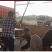 Pria tegab bernama Junaidi,52, mengikat tangan sopir di meja. Ia
Lalu memukuli sopir itu dengan dia batang kayu. Akibat sopir itu menggelapkan truk dan uang BBM Rp600.000. Kini, polisi memroses hukum keduanya, Sabtu 6 Juni 2016. Foto: instagram@sumselvideoviraldotcom