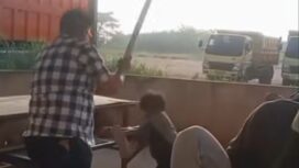 Pria tegab bernama Junaidi,52, mengikat tangan sopir di meja. Ia
Lalu memukuli sopir itu dengan dia batang kayu. Akibat sopir itu menggelapkan truk dan uang BBM Rp600.000. Kini, polisi memroses hukum keduanya, Sabtu 6 Juni 2016. Foto: instagram@sumselvideoviraldotcom