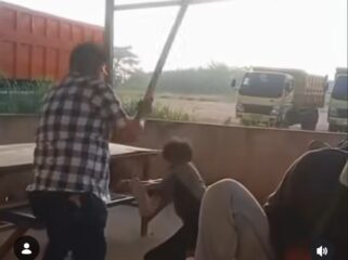 Pria tegab bernama Junaidi,52, mengikat tangan sopir di meja. Ia
Lalu memukuli sopir itu dengan dia batang kayu. Akibat sopir itu menggelapkan truk dan uang BBM Rp600.000. Kini, polisi memroses hukum keduanya, Sabtu 6 Juni 2016. Foto: instagram@sumselvideoviraldotcom