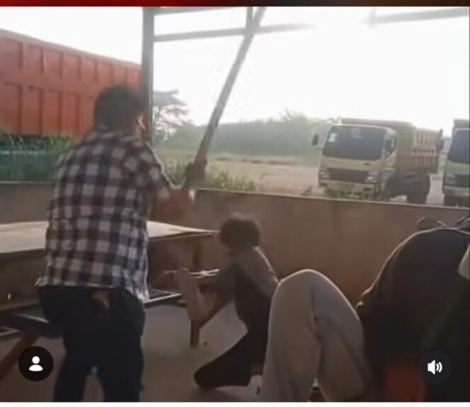 
					Pria tegab bernama Junaidi,52, mengikat tangan sopir di meja. Ia
Lalu memukuli sopir itu dengan dia batang kayu. Akibat sopir itu menggelapkan truk dan uang BBM Rp600.000. Kini, polisi memroses hukum keduanya, Sabtu 6 Juni 2016. Foto: instagram@sumselvideoviraldotcom