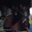 Warga memadati lokasi penemuan jada wanita bidan sebuat saluran air pinggir jalan, di Situbondo, Sabtu malam, 6 Juni 2026. Foto: instagram@surya_malang