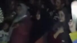 Warga memadati lokasi penemuan jada wanita bidan sebuat saluran air pinggir jalan, di Situbondo, Sabtu malam, 6 Juni 2026. Foto: instagram@surya_malang