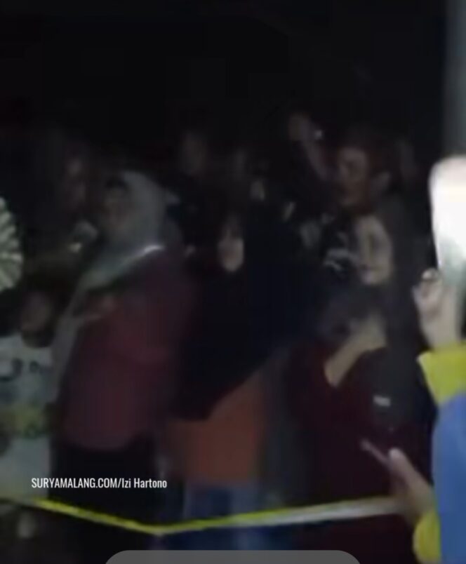 
					Warga memadati lokasi penemuan jada wanita bidan sebuat saluran air pinggir jalan, di Situbondo, Sabtu malam, 6 Juni 2026. Foto: instagram@surya_malang