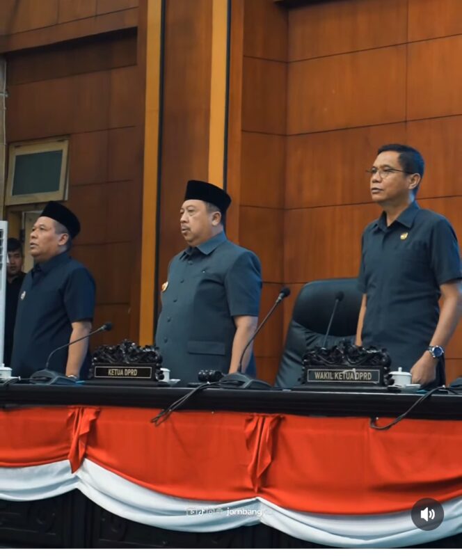 
					Ketua DPRD Jombang, H. Hadi Atmaji pimpin rapat paripurna tentang Jawaban Bupati tentang pertanyaan anggota dewan terhadap Ranperda Penyelenggaraan Jasa, Senin 8 Juni 2026. Foto: ist