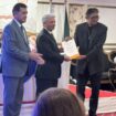 Ketua PERABA Jatim, R Sutoyo BSc, mewakili Indonesia dalam pertemuan ahli gemstone di Pakistan. Foto: koleksi pribadi