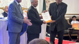 Ketua PERABA Jatim, R Sutoyo BSc, mewakili Indonesia dalam pertemuan ahli gemstone di Pakistan. Foto: koleksi pribadi