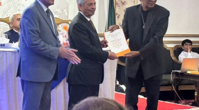 Ketua PERABA Jatim, R Sutoyo BSc, mewakili Indonesia dalam pertemuan ahli gemstone di Pakistan. Foto: koleksi pribadi