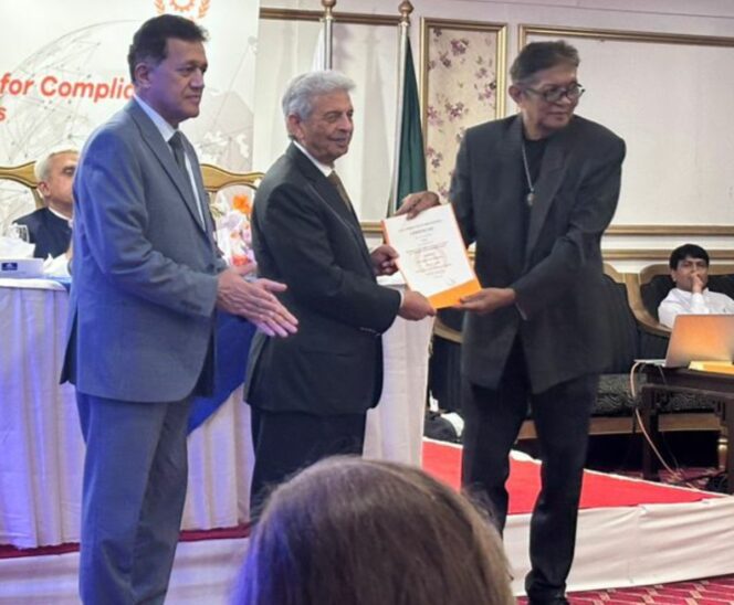 
					Ketua PERABA Jatim, R Sutoyo BSc, mewakili Indonesia dalam pertemuan ahli gemstone di Pakistan. Foto: koleksi pribadi