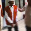 Inilah pria warga Gedek, Mojokerto, kekuar dari sidang tertutup, dalam kasus memasang cmera di kamar mandi masjid. Foto: