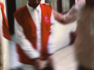 Inilah pria warga Gedek, Mojokerto, kekuar dari sidang tertutup, dalam kasus memasang cmera di kamar mandi masjid. Foto: 