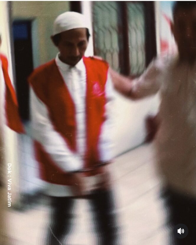 
					Inilah pria warga Gedek, Mojokerto, kekuar dari sidang tertutup, dalam kasus memasang cmera di kamar mandi masjid. Foto: 